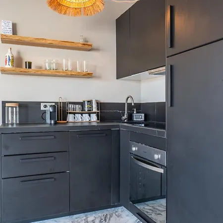 Apartment 2-br Rooftop In Palm 2-min Walk To Beaches *